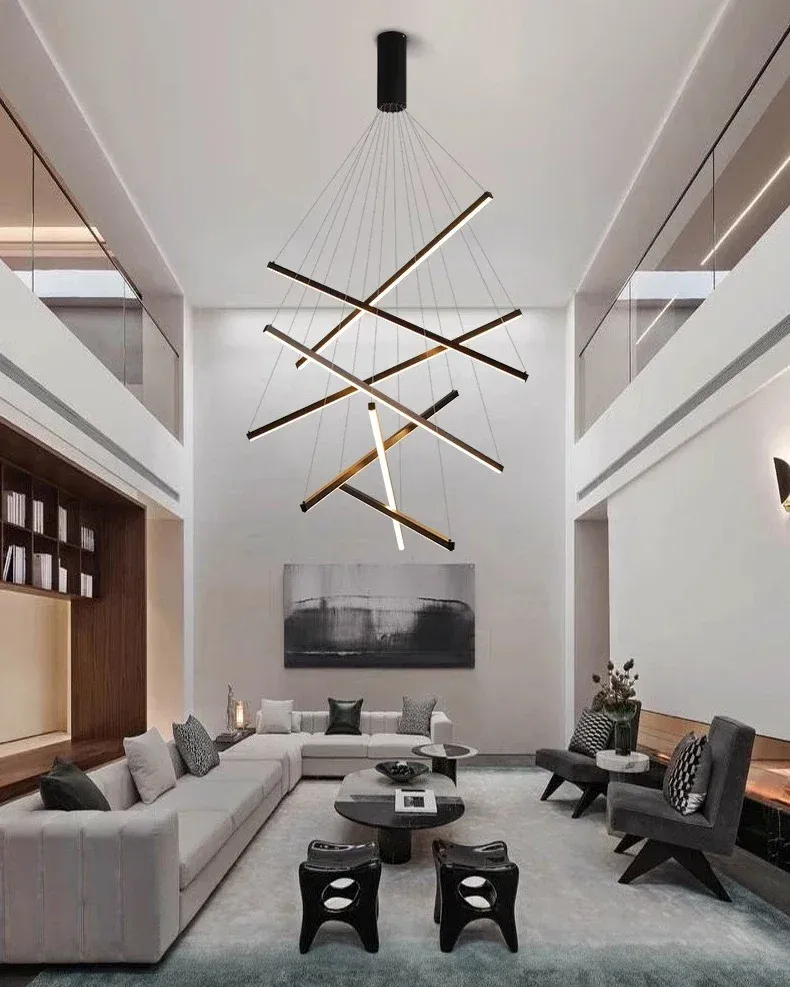 נברשת לד תלויה בתקרה גבוהה מעל סלון מעוצב