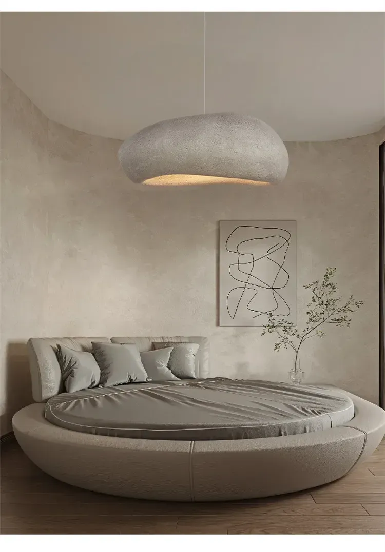 נברשת LED מעל מיטה עגולה בחדר שינה מעוצב