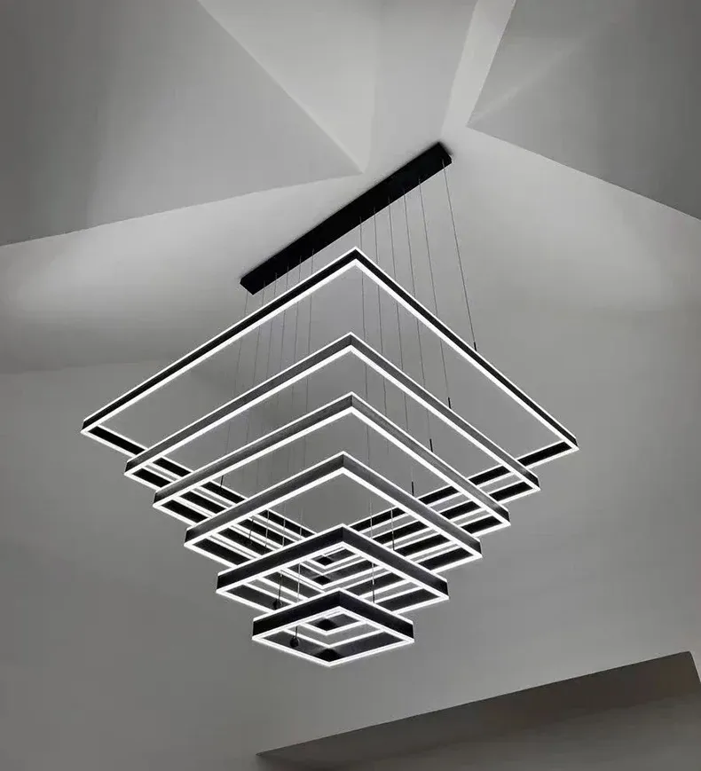 מבט מלמטה על מנורת תלייה גיאומטרית
