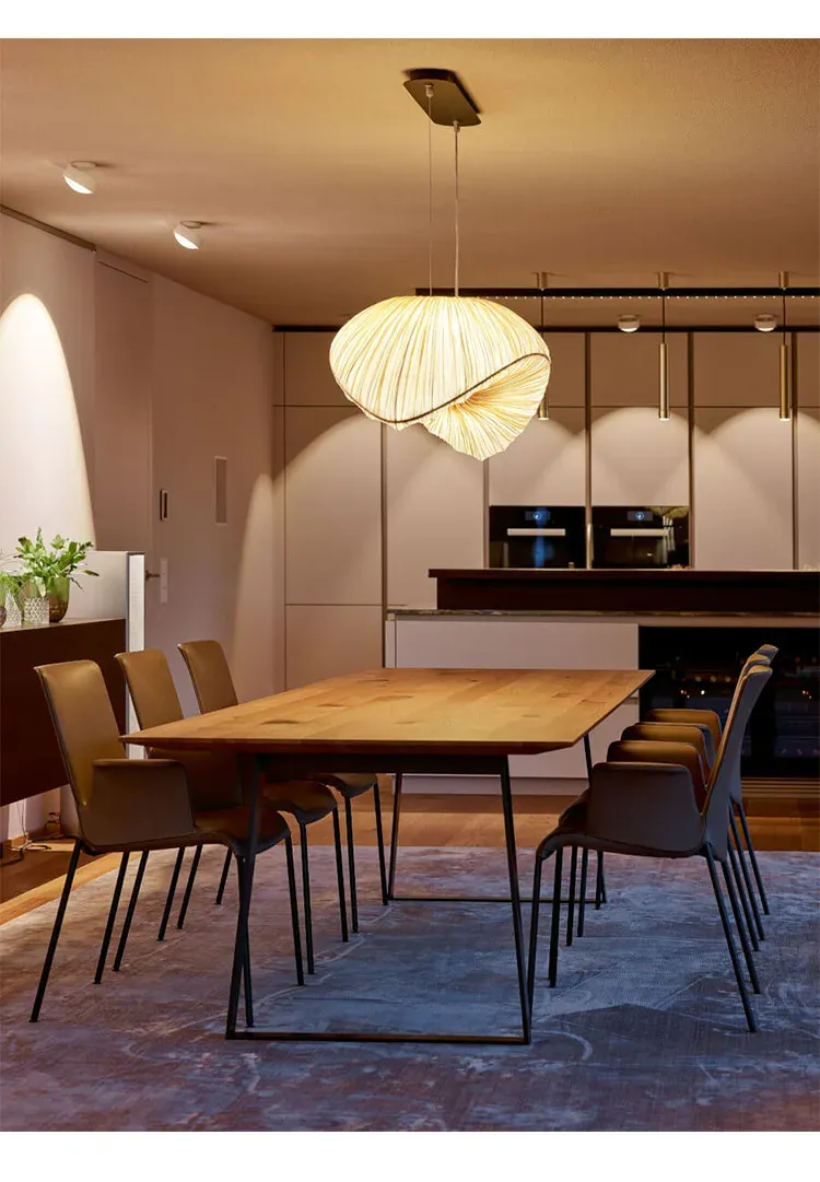 מנורת בד מעוצבת תלויה מעל שולחן אוכל במטבח מודרני