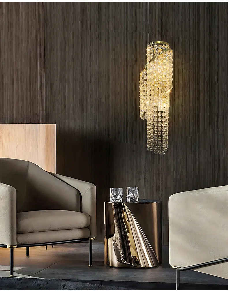 מנורת קיר קריסטל ליד כורסאות מודרניות ושולחן זהוב