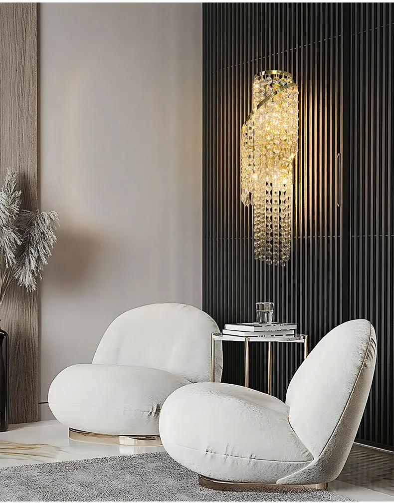 מנורת קיר קריסטל ליד כורסאות לבנות ושולחן קטן