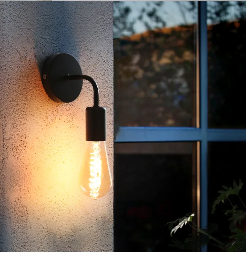 מנורת קיר שחורה מאירה ליד חלון בלילה