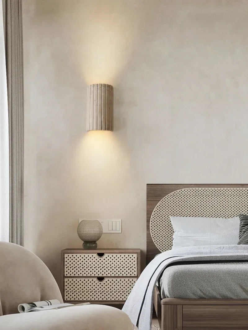 מנורת קיר מעל שידה ליד מיטה בחדר שינה