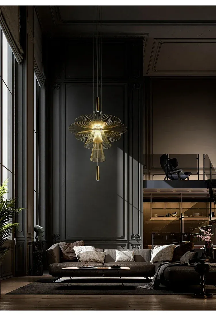 מנורת זהב תלויה בחדר אפלולי עם עיצוב קלאסי