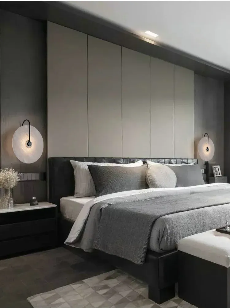 שתי מנורות קיר עגולות בחדר שינה אפור