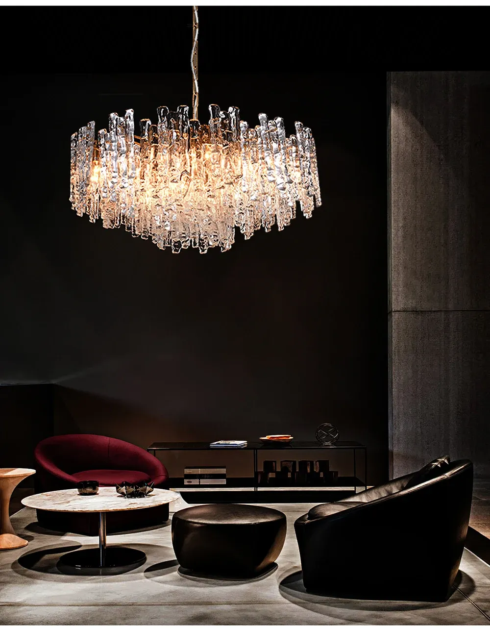 נברשת זכוכית מעוצבת בחדר ישיבה כהה