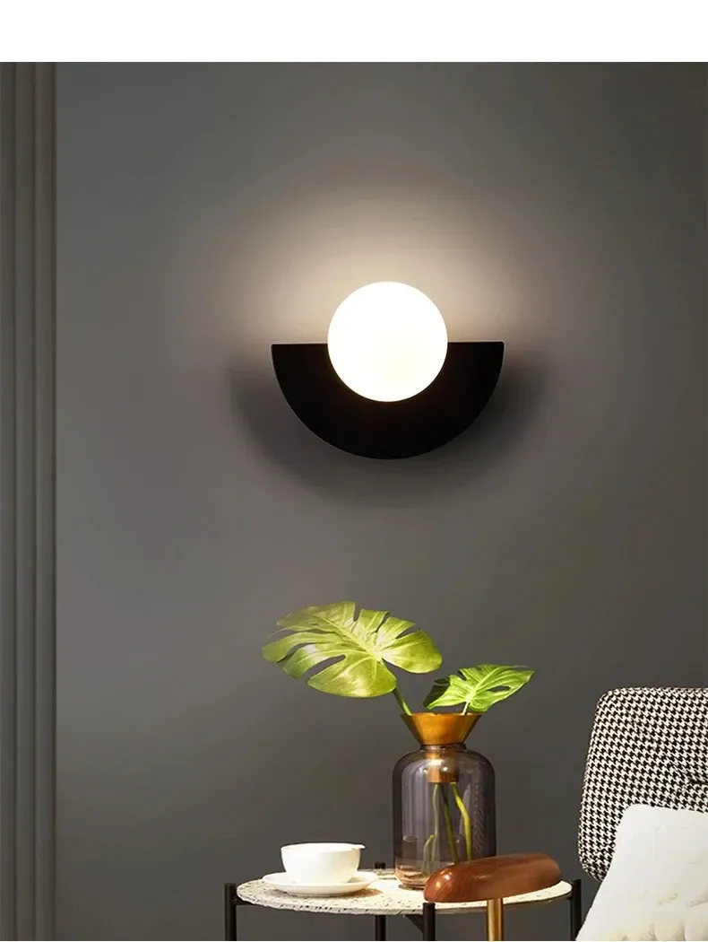 מנורת קיר עגולה עם חצי עיגול שחור בחדר מודרני