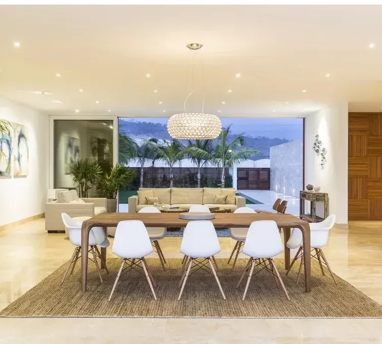 מנורת תלייה מעל שולחן אוכל בחדר מואר