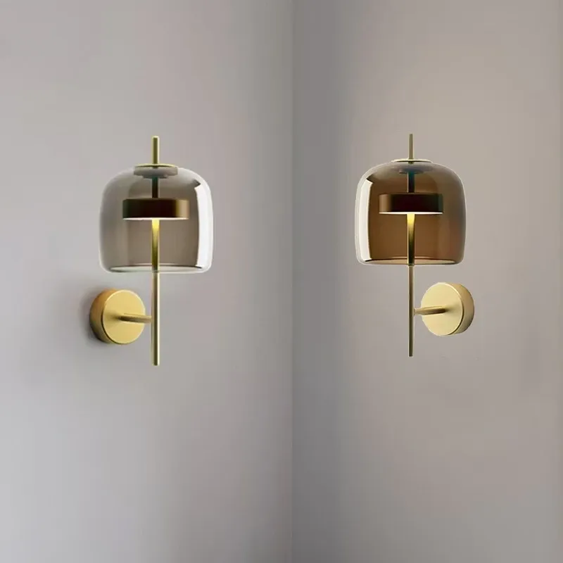 שתי מנורות קיר זכוכית זהובות על קיר אפור