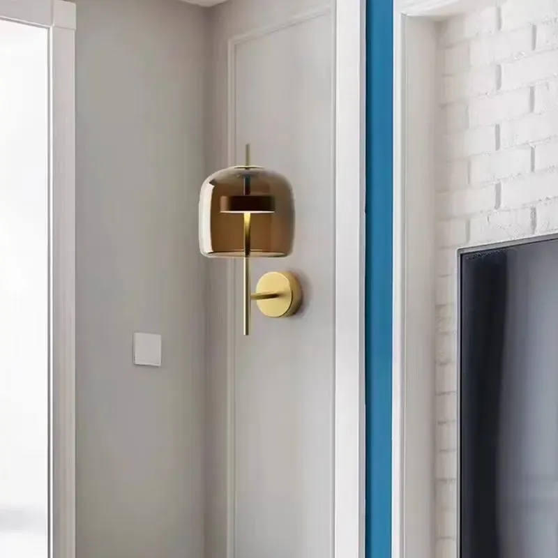 מנורת קיר זכוכית יוקרתית ליד טלוויזיה על קיר לבן