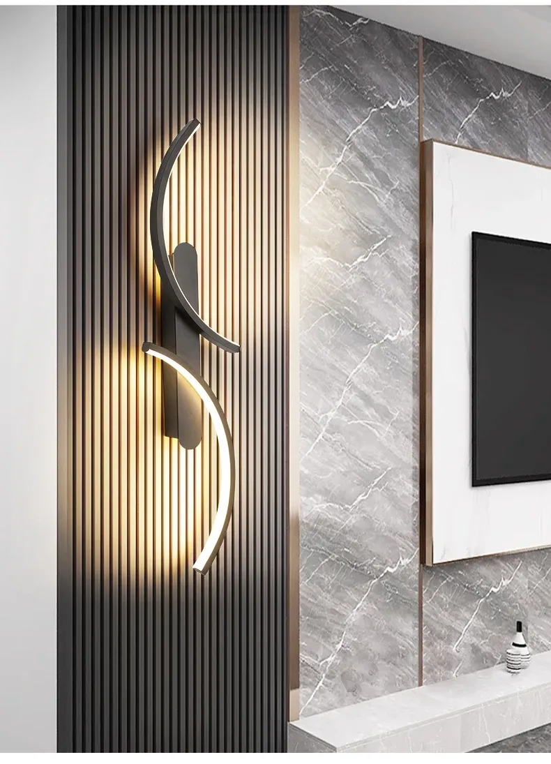 מנורת קיר LED על קיר עם דוגמת שיש