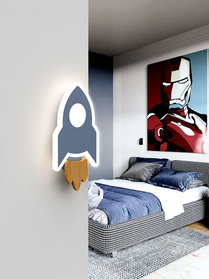 מנורת רקטה ליד מיטה עם כרית כחולה ותמונה על הקיר