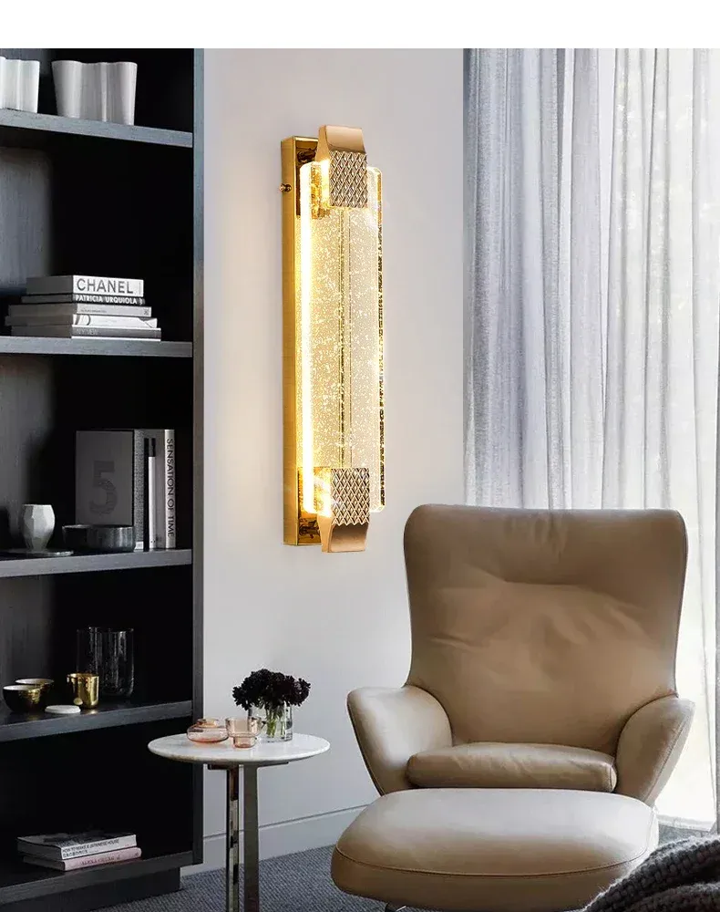 מנורת קיר בועה ליד כורסה וחלון בסלון