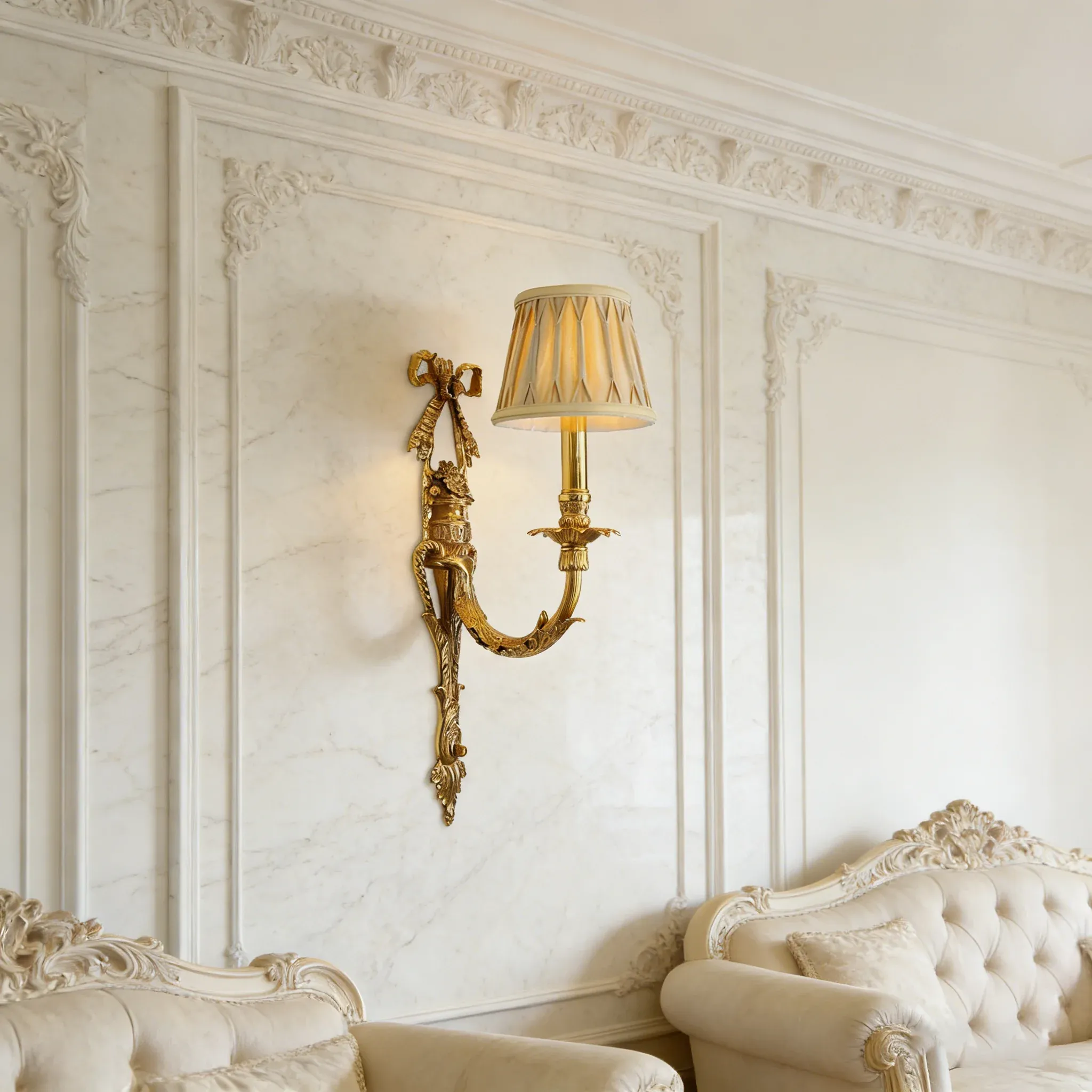 מנורת קיר ברונזה עם אהיל יחיד בסלון עם ספות בהירות