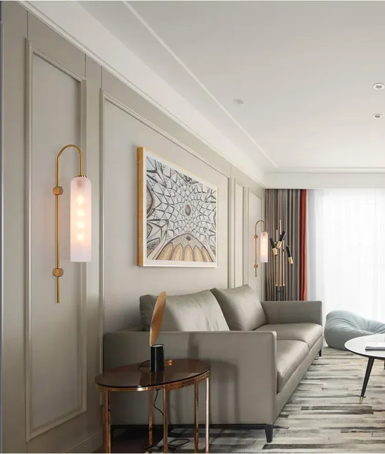 מנורות קיר מודרניות בסלון עם ספה אפורה