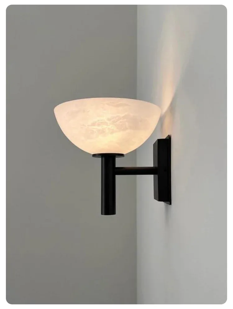 מנורת קיר עם אהיל שיש לבן על זרוע שחורה