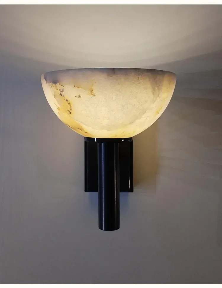 מנורת קיר עם אהיל שיש מואר בזווית עליונה