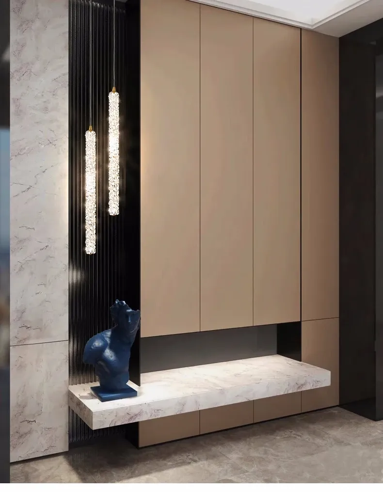 מנורות קריסטל ליד פסל כחול בחלל מודרני