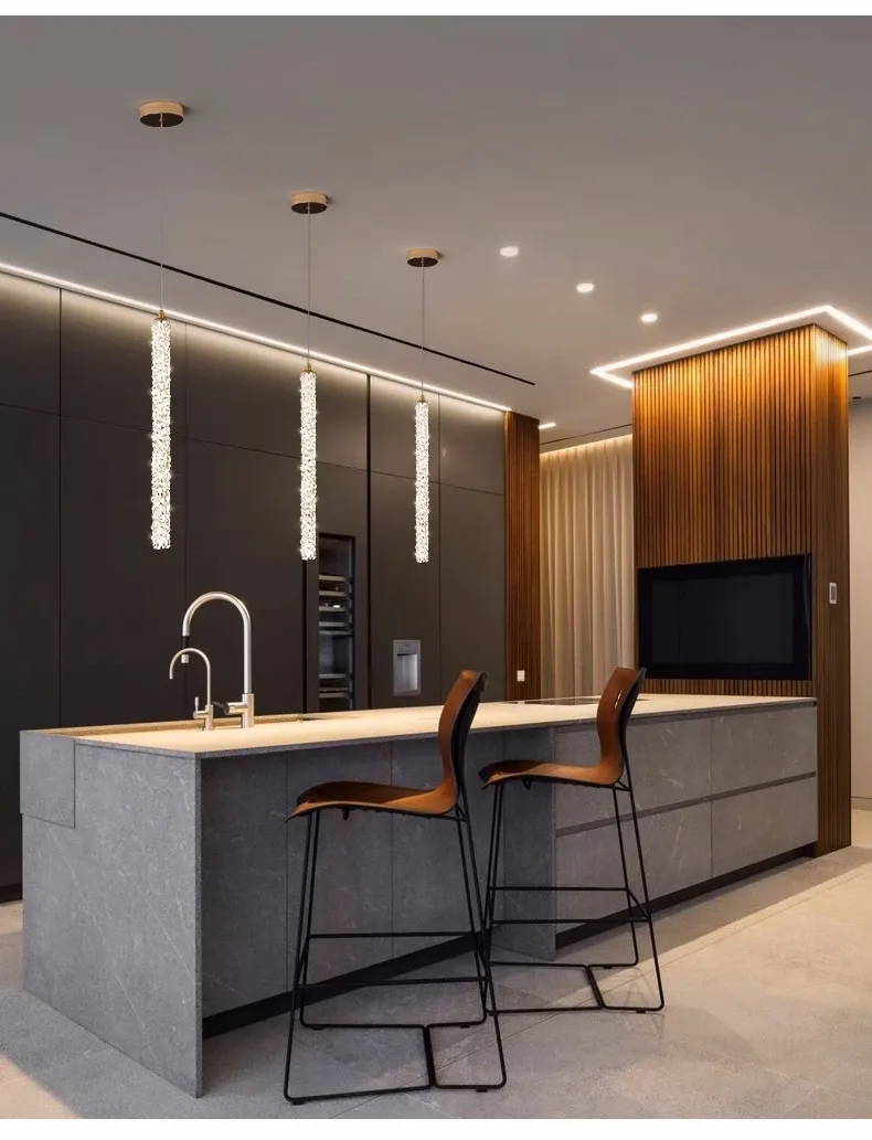 מנורות קריסטל תלויות מעל אי במטבח מודרני