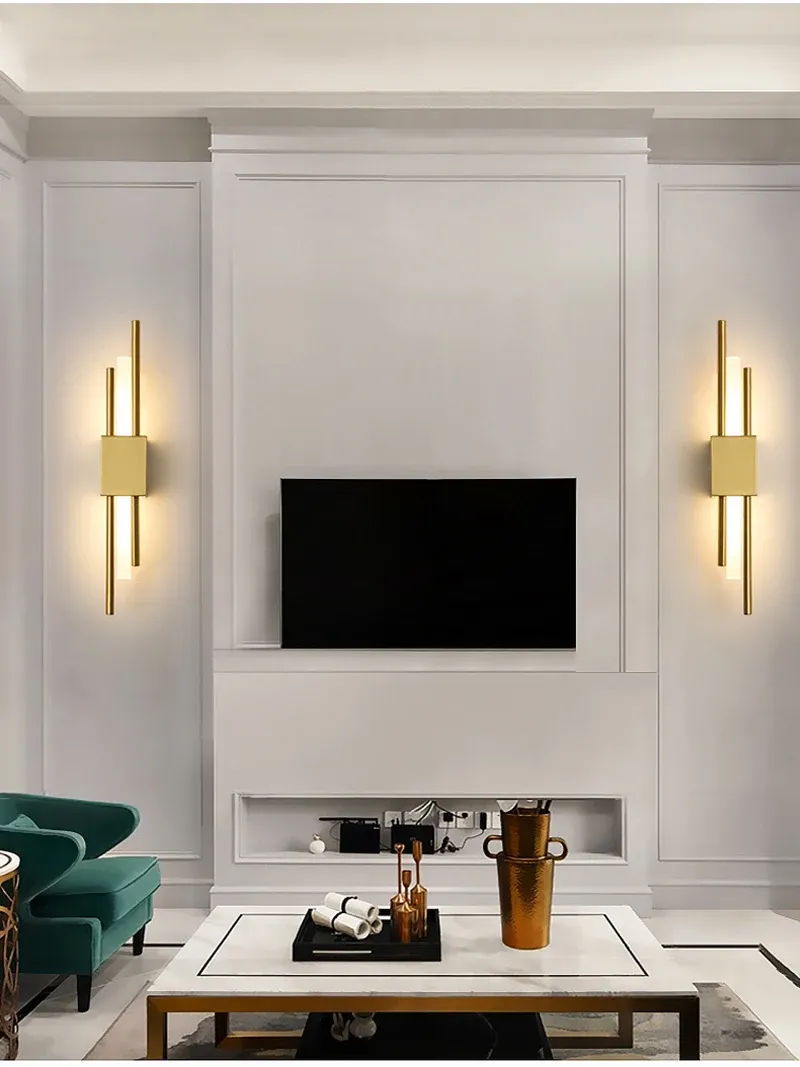 מנורות קיר זהובות ליד טלוויזיה בחדר מודרני