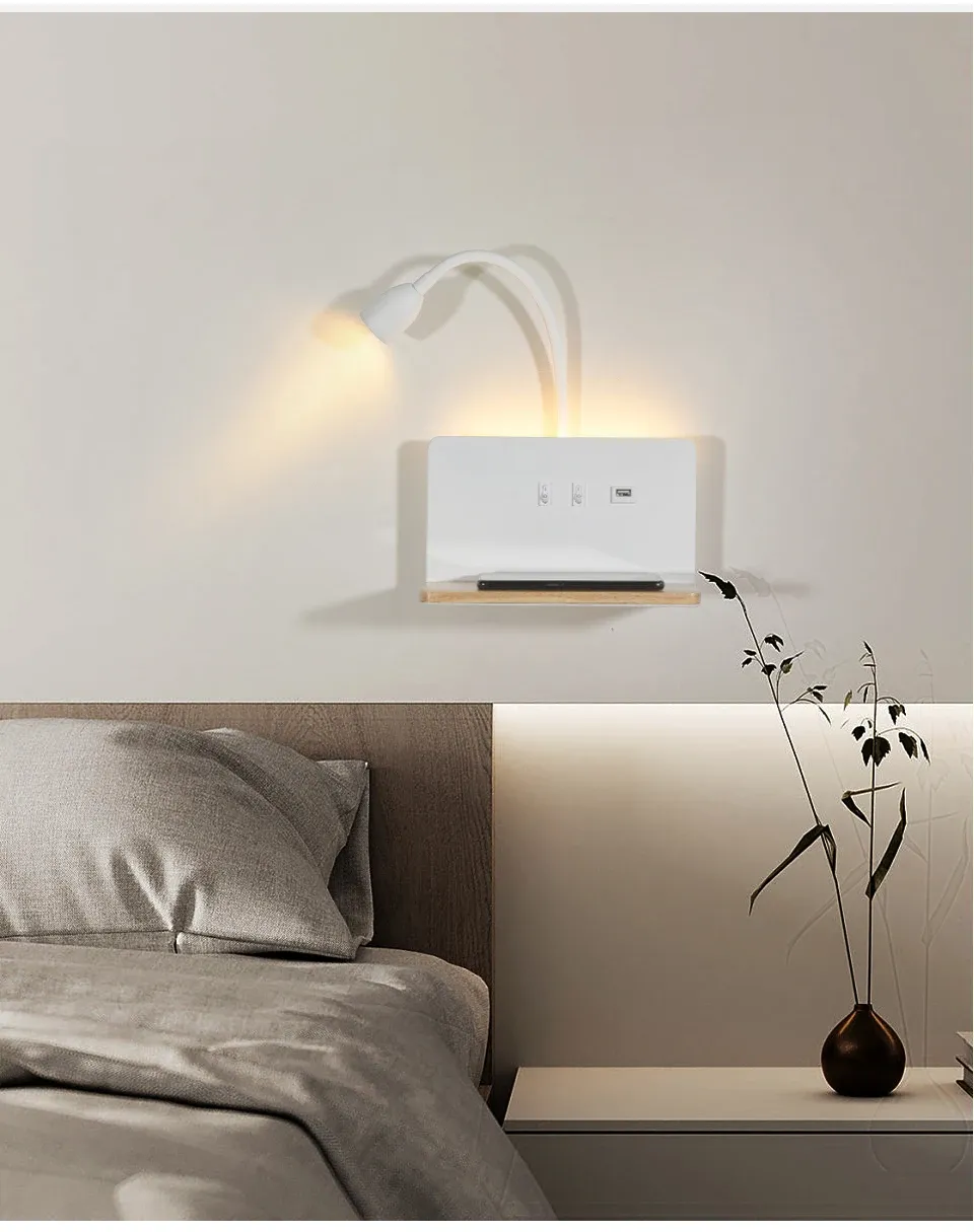 מנורת קיר לבנה מעל מיטה עם צמח דקורטיבי