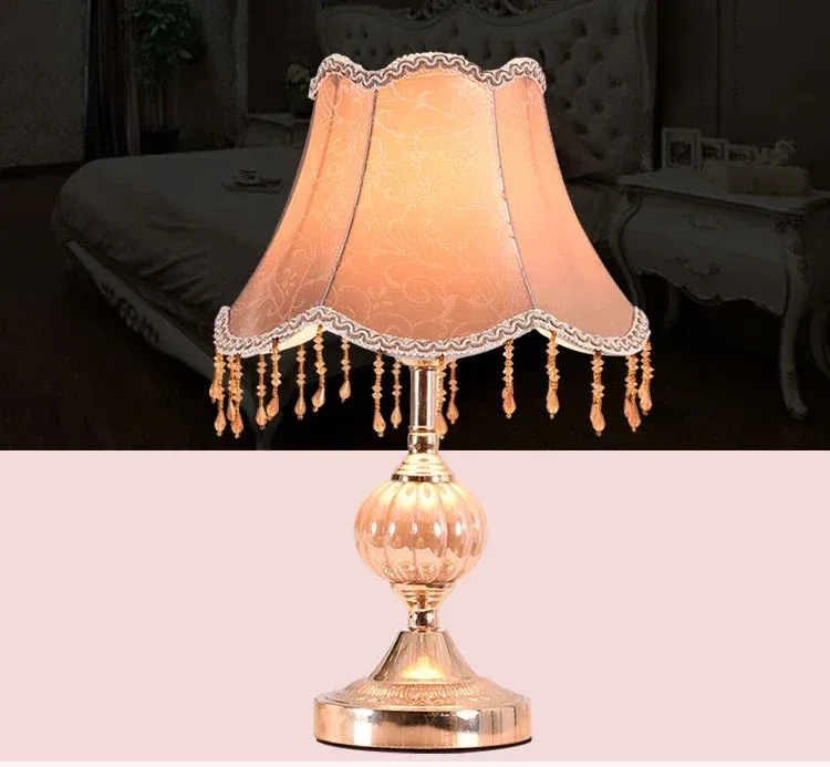 מנורת שולחן זהובה עם אהיל ורוד ועיטורי חרוזים