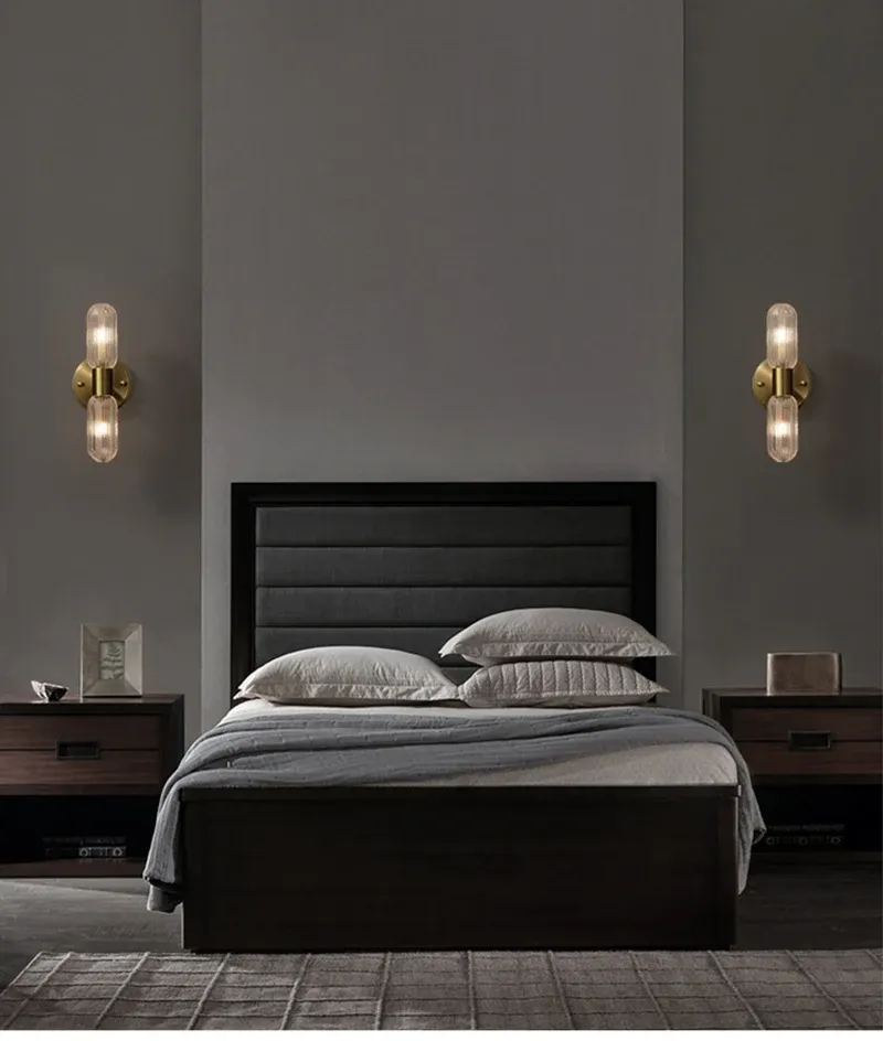 שתי מנורות קיר מודרניות מעל מיטה זוגית