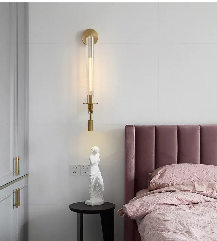 מנורת קיר זהב עם צינור זכוכית בחדר שינה