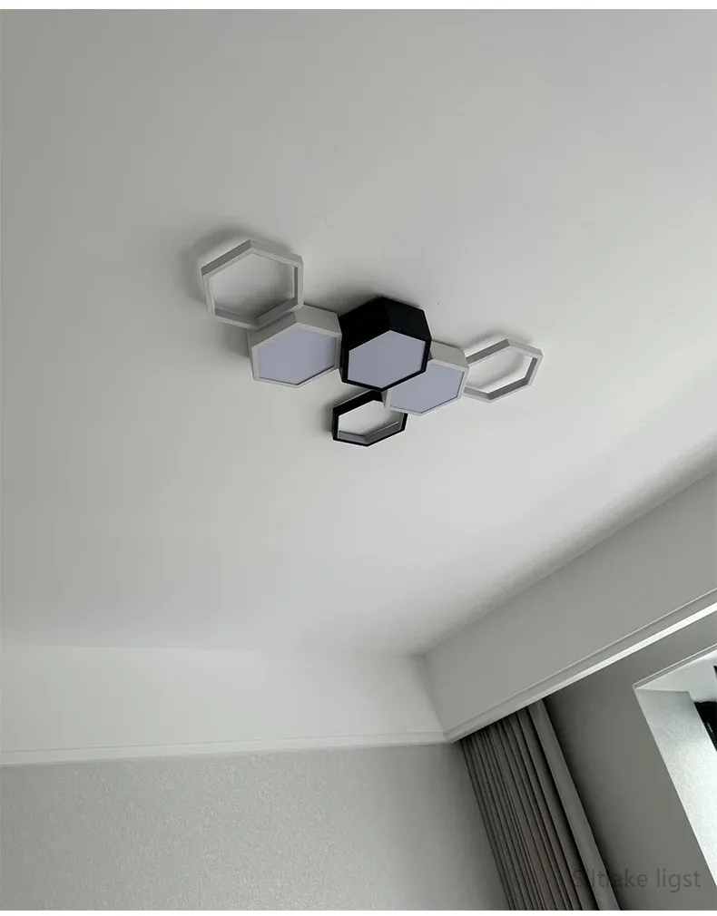 מנורת חלת דבש שחורה ולבנה על תקרה אפורה