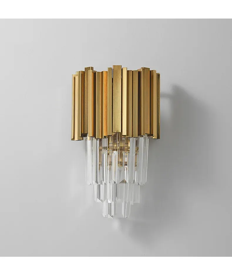 מנורת קיר קריסטל זהב על קיר לבן