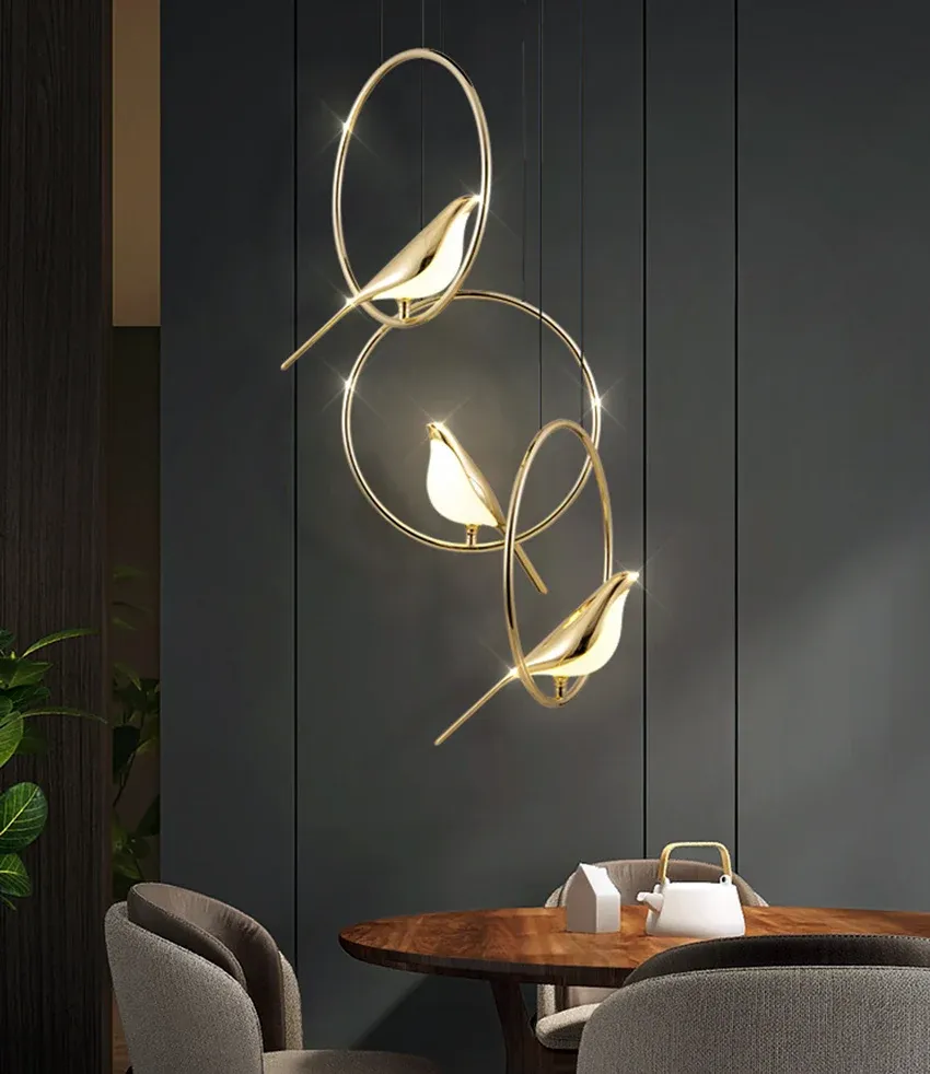 נברשת ציפור זהב מסתובבת באור ניטרלי