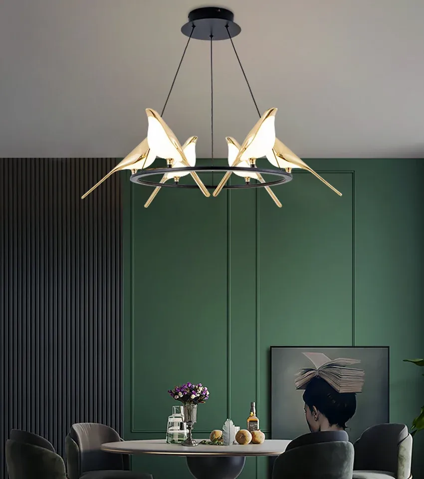 נברשת ציפור זהב מסתובבת באור ניטרלי