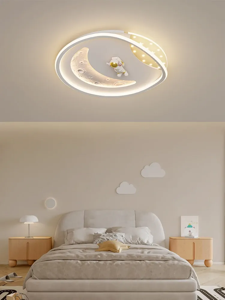 מנורת תקרה חללית עגולה כחולה עם ירח, כדור הארץ ואסטרונאוט