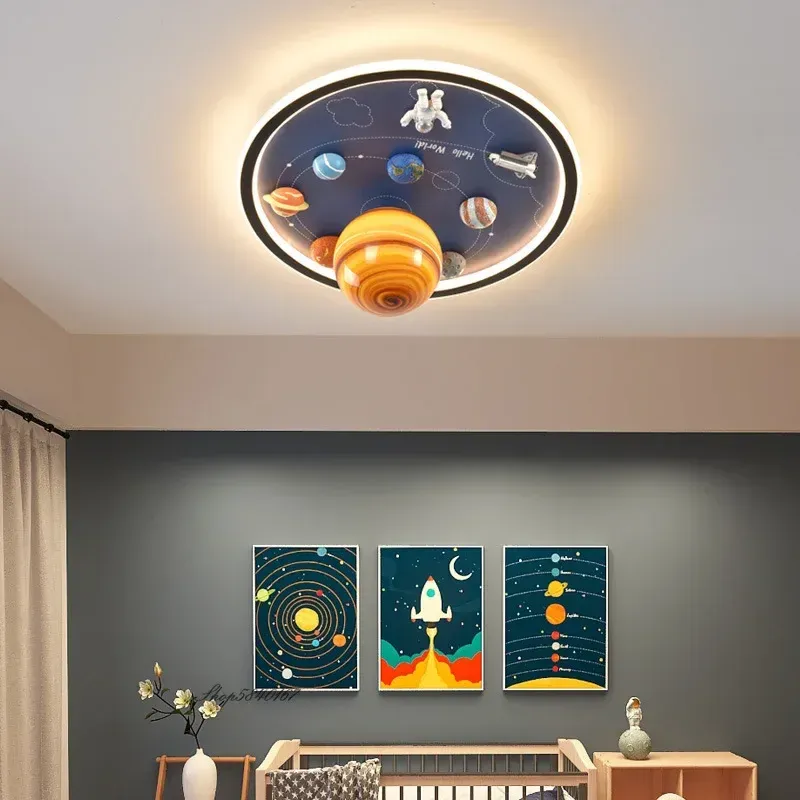 מנורת תקרה אסטרונאוט פלנטריום שמנת לחדר ילדים