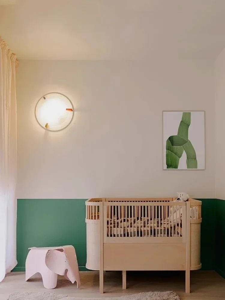 מנורת קיר חרוטית אר דקו צבעונית לחדר ילדים