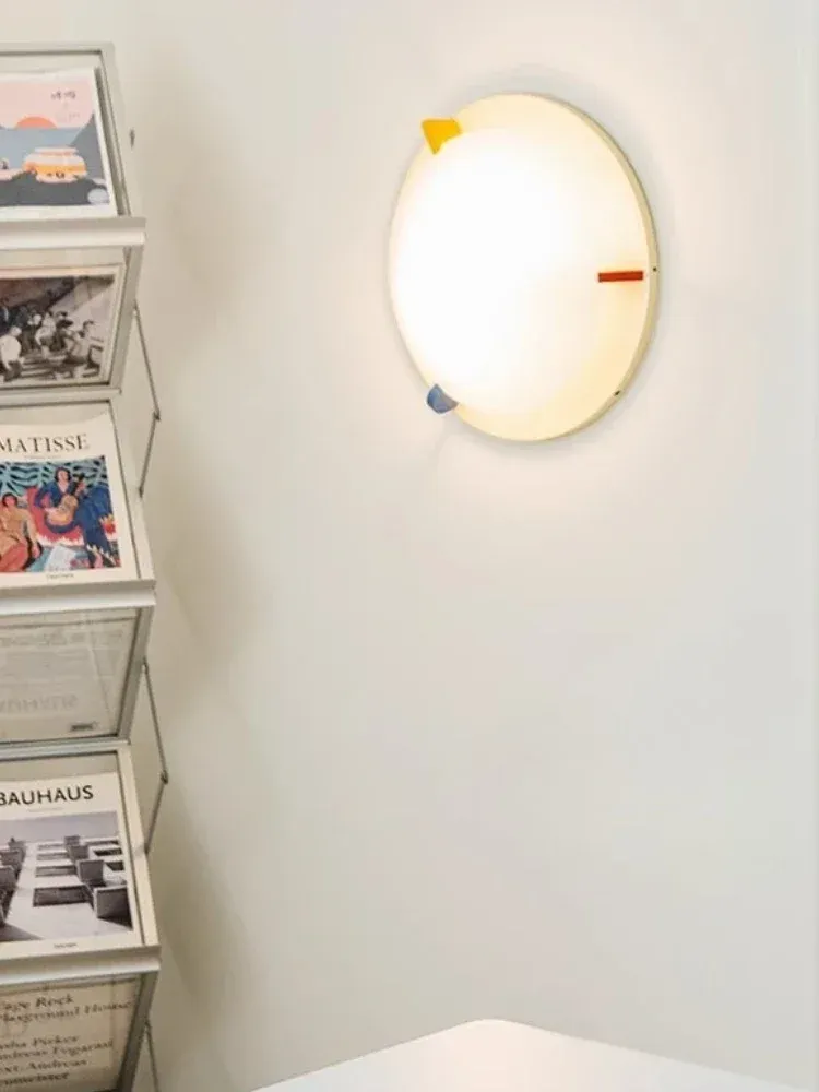 מנורת קיר חרוטית אר דקו צבעונית לחדר ילדים