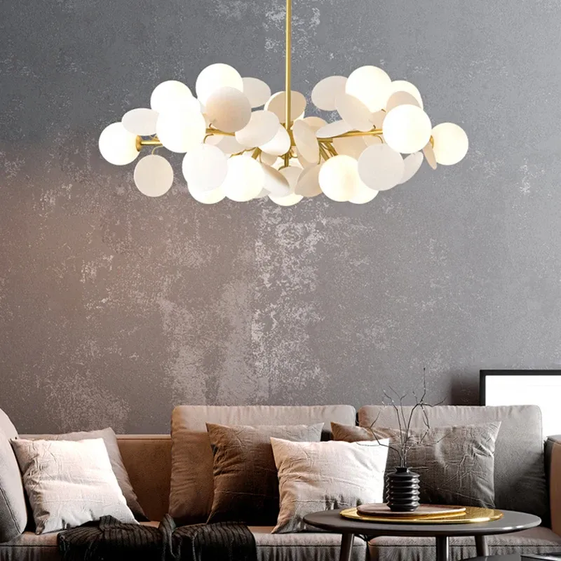 נברשת כדוריות חלבית צהובה בסגנון נורדי עם בתי נורה G9