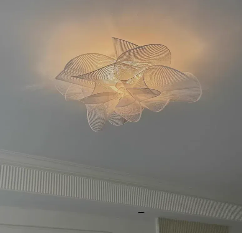 מנורת תקרה נורדית שחור לבן עם תאורת לד