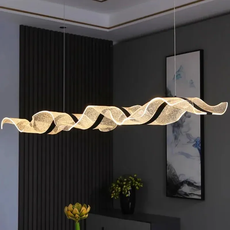 נברשת תלויה מודרנית עם עמעום ושלט