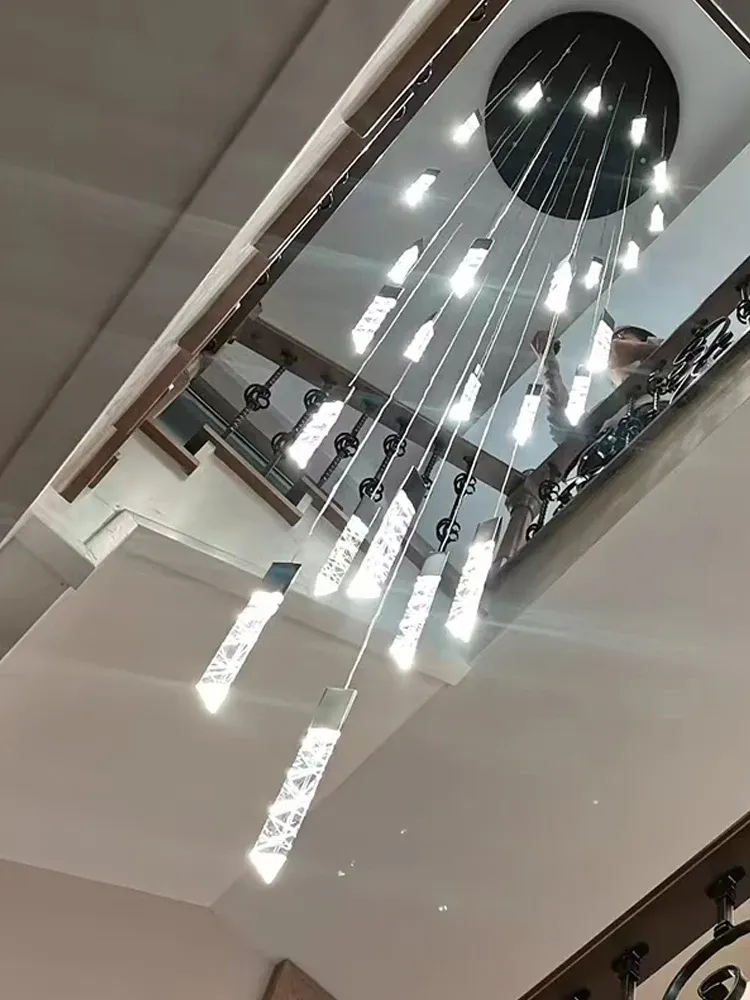 נברשת ספירלית לד רב ראשית עם שלט ועמעום