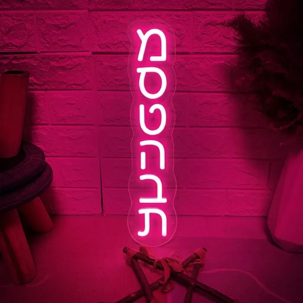 שלט ניאון לד ורוד לסטודיו קעקועים