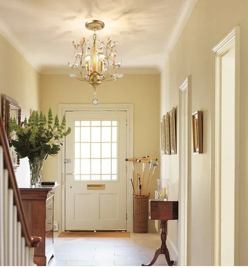 תליית קריסטל נורדית קומפקטית בגוון זהב