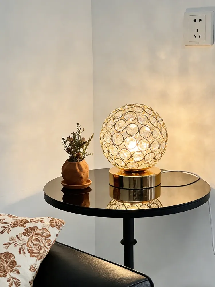 מנורת שולחן קריסטל זהובה עם עמעום במגע