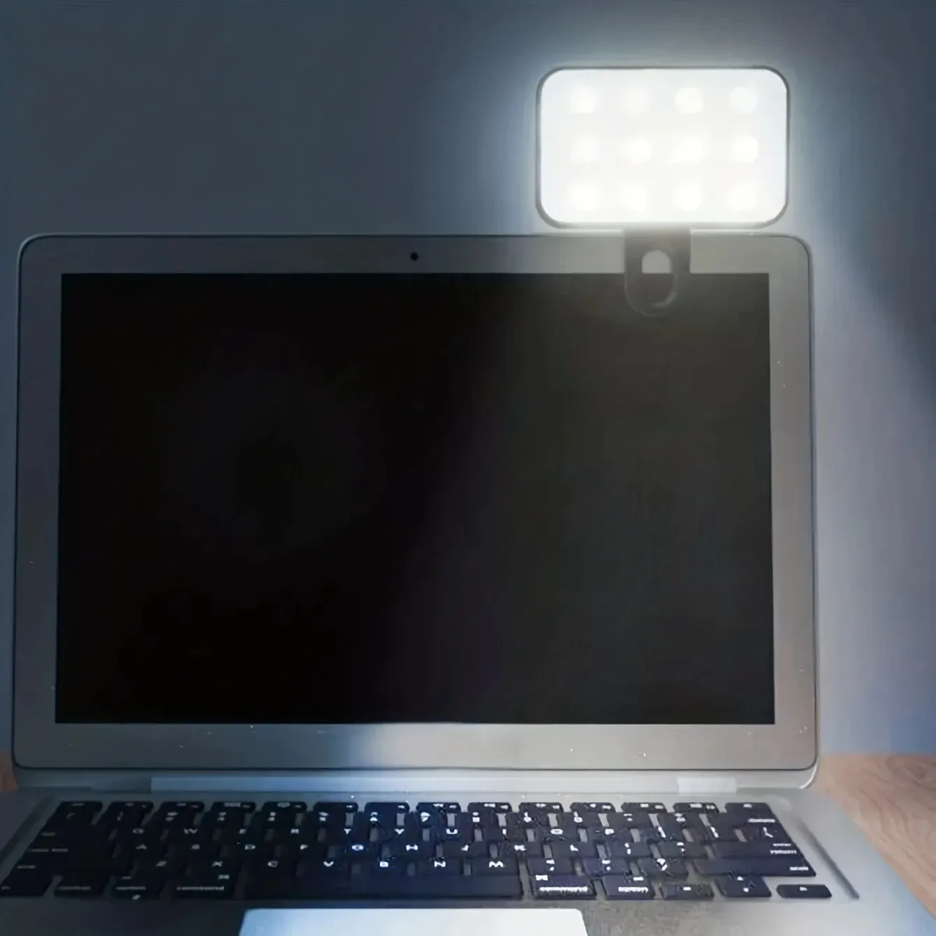 מנורת קליפ נטענת קומפקטית לחדר שינה