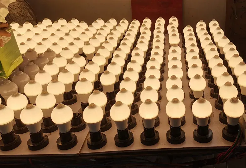 נורת לד חיישן תנועה E27 12 ואט