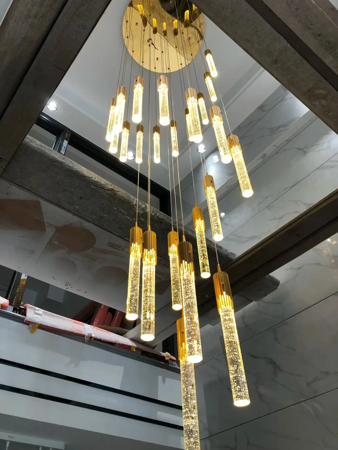 נברשת קריסטל ארוכה בזהב למדרגות ולחלל מגורים