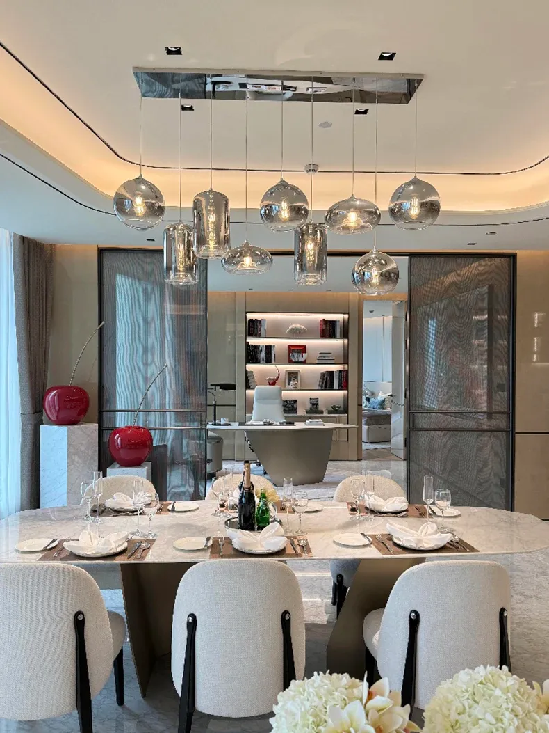 נברשת תלויה מודרנית עם תאורה חכמה למרחב מגורים