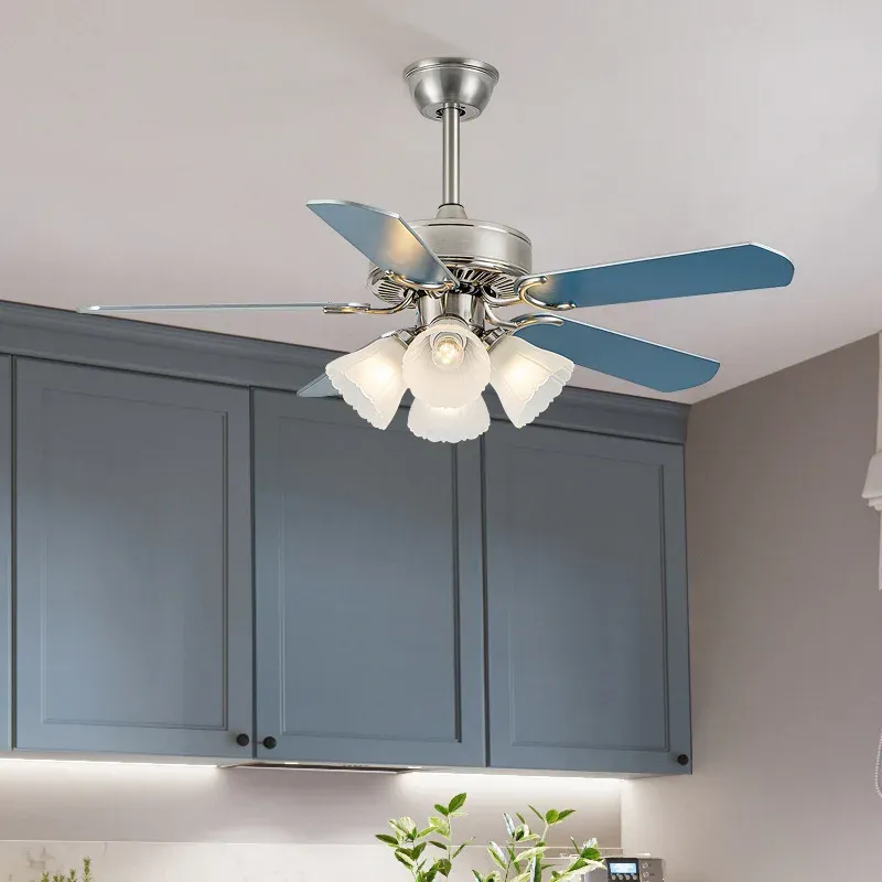 מאוורר תקרה כפרי עם גוף תאורה ושלט