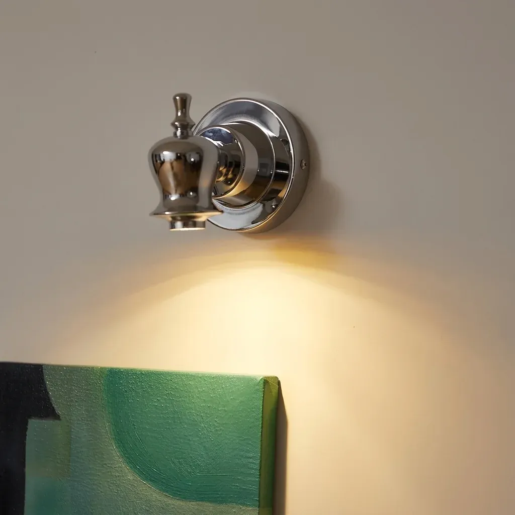 מנורת קיר כרום אר דקו עם אור חם